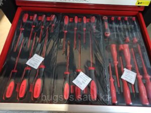 Стеллаж на колесиках с инструментами